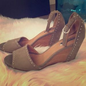 Women’s wedge size 7.5